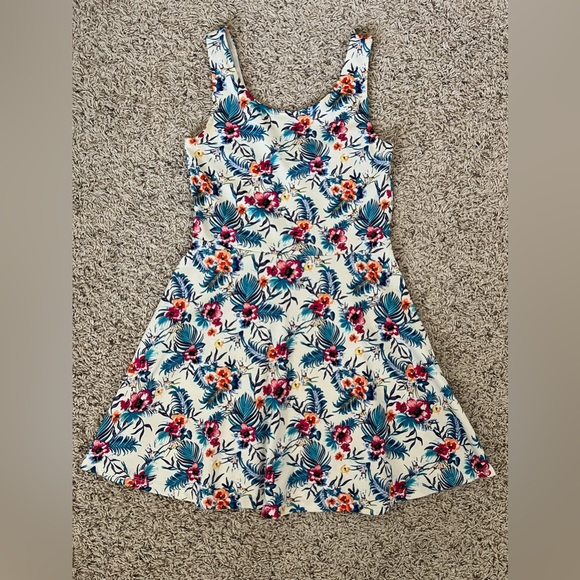Women’s size 12 H&M White Flower Dress in perfect condition! - Picture 2 of 4